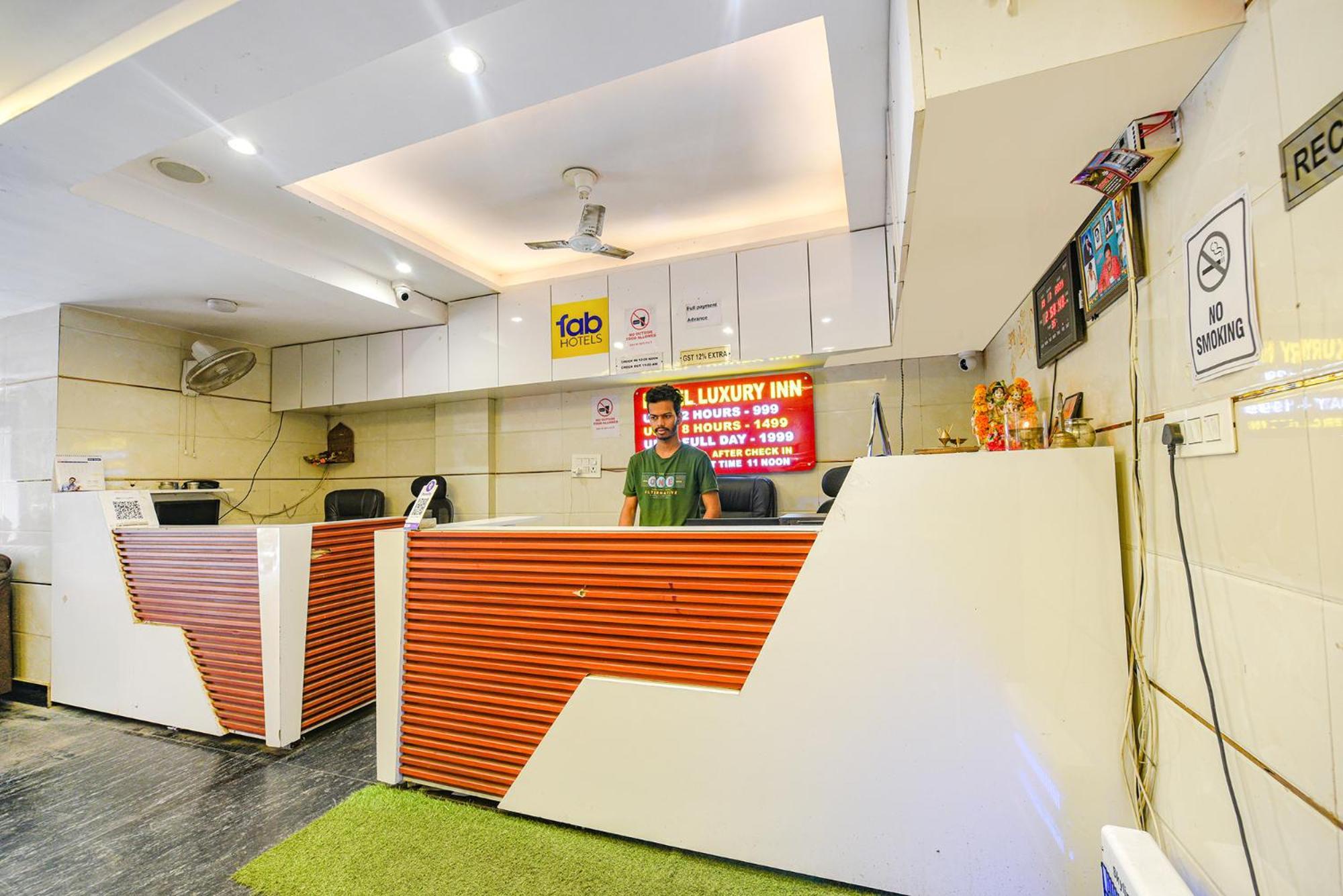 Fabhotel Luxury Inn Near Adarsh Nagar Metro Delhi  Bagian luar foto