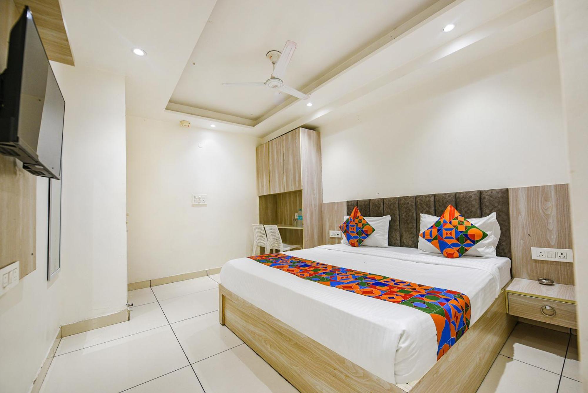 Fabhotel Luxury Inn Near Adarsh Nagar Metro Delhi  Bagian luar foto