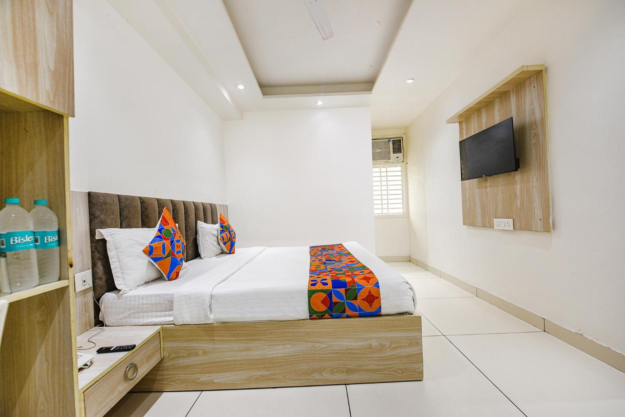 Fabhotel Luxury Inn Near Adarsh Nagar Metro Delhi  Bagian luar foto