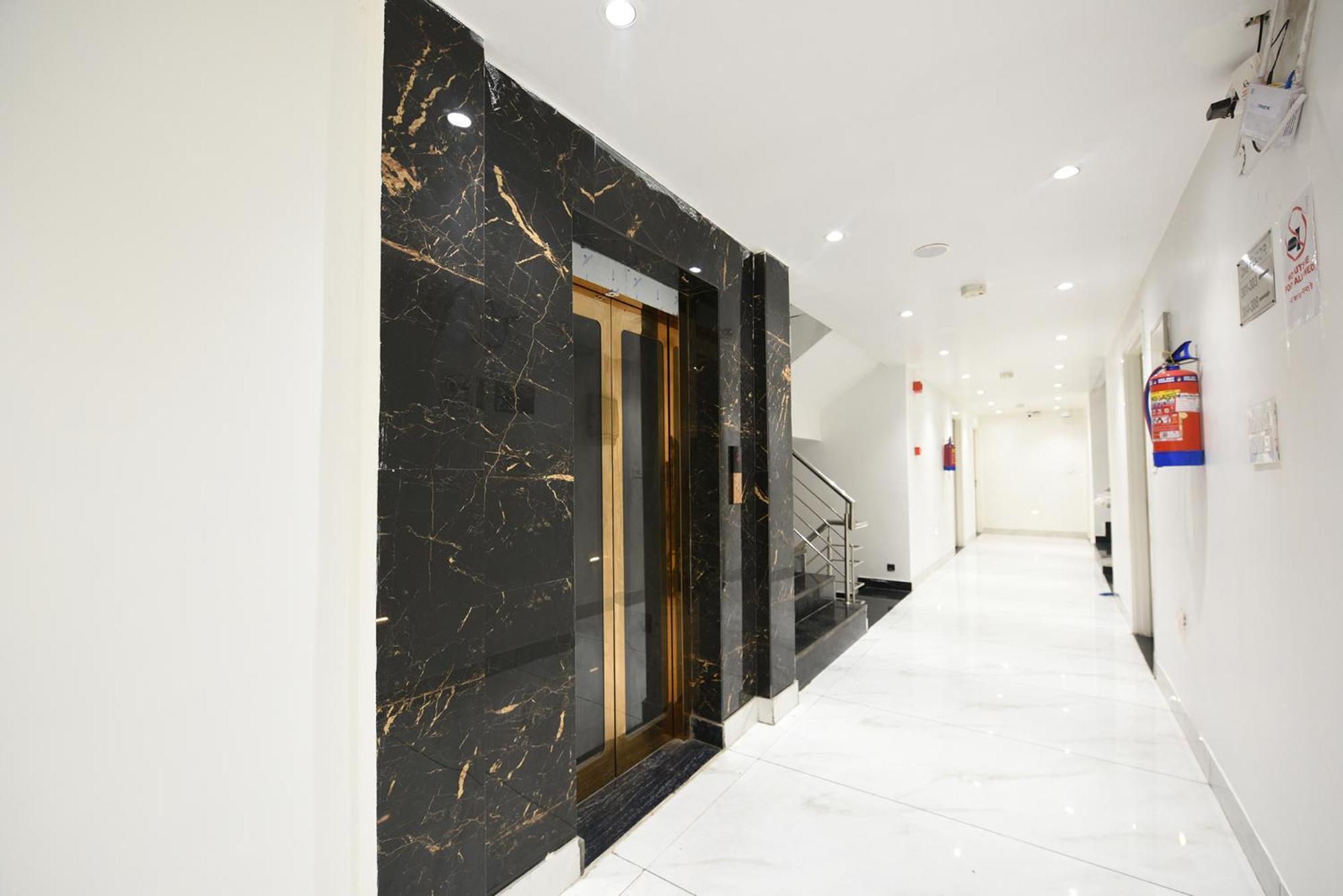 Fabhotel Luxury Inn Near Adarsh Nagar Metro Delhi  Bagian luar foto