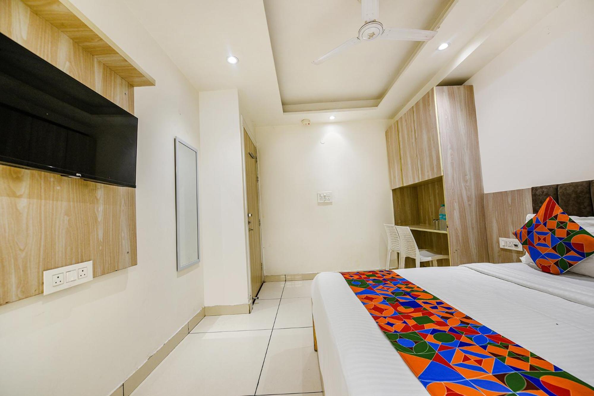 Fabhotel Luxury Inn Near Adarsh Nagar Metro Delhi  Bagian luar foto